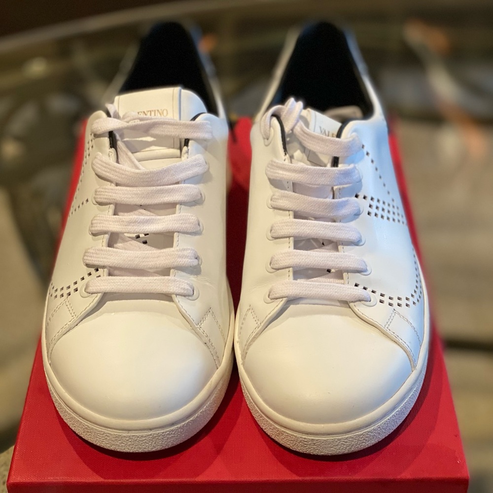 Auth Valentino BackNet Leather Sneakers SZ 37